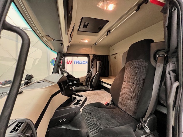 Mercedes Actros 1824 4×2 Sleeper Cab Curtainsider