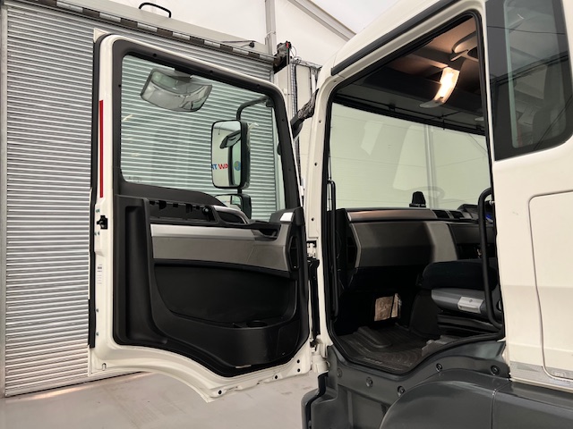 MAN TGM 18.250 4×2 Sleeper Cab Curtainsider