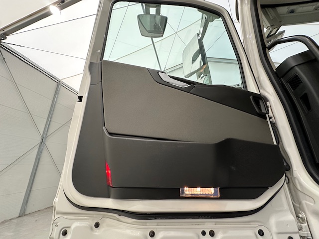 Volvo FH 500 Euro 5 6×2 Tractor Unit Safari Edition