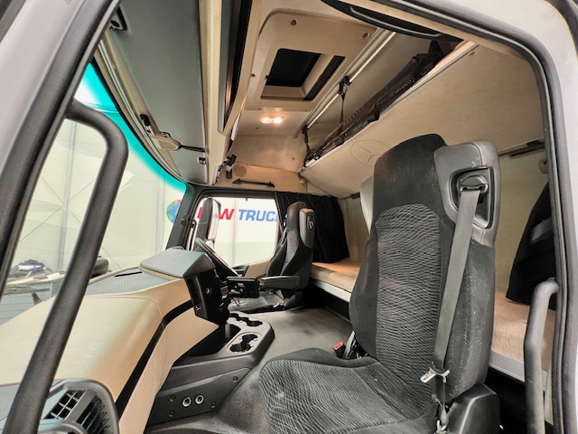 Mercedes Actros 1824 4×2 Sleeper Cab Fridge Box