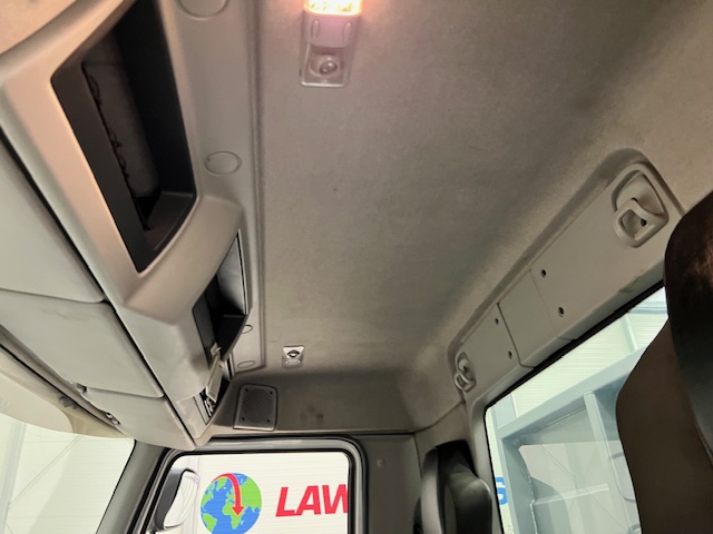 Renault C320 6×2 Day Cab Dropside with Crane