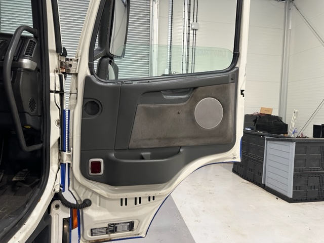Volvo FM 300 6×2 Sleeper Cab Curtainsider