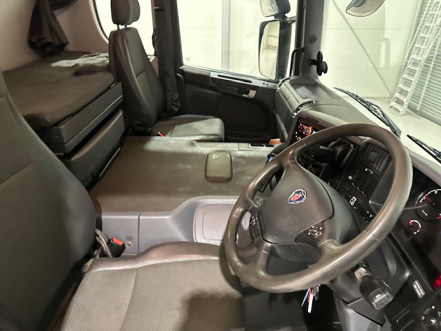 Scania P320 6×2 10 Tyre Rear Lift Insulated Box Van