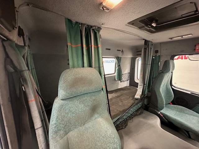 Volvo FM12 340 Rear Lift Sleeper Beavertail