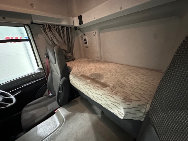 DAF CF 330 6×2 Rear Lift Sleeper Cab Curtainsider
