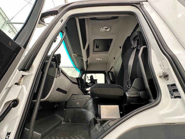 Mercedes Antos 2532 6×2 Rear Lift Day Cab Fridge Box