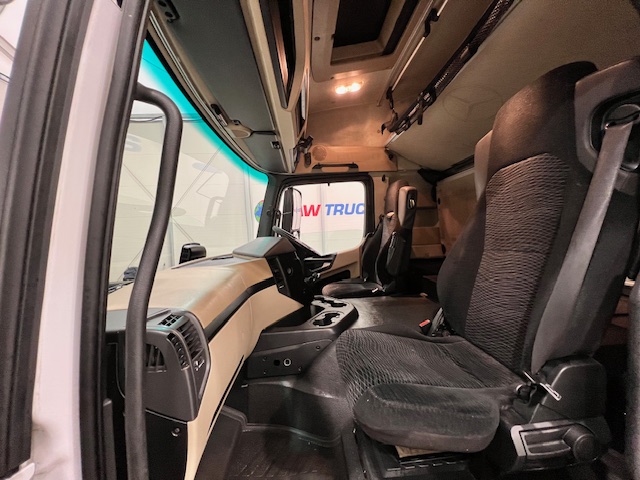 Mercedes Actros 1824 4×2 Sleeper Cab Fridge Box
