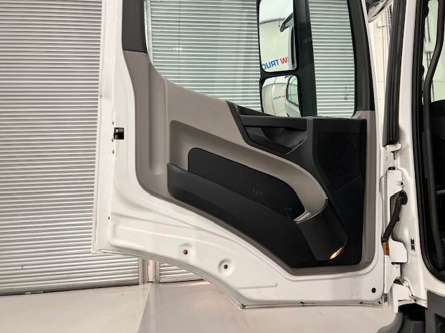 Mercedes Antos 2540 6×2 Rear Lift Day Cab Fridge Box