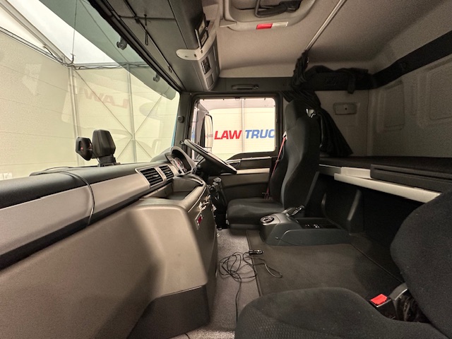 MAN TGS 26.360 6×2 Sleeper Cab Insulated Box Van