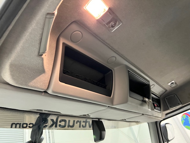 Renault C320 6×2 Day Cab Dropside with Crane