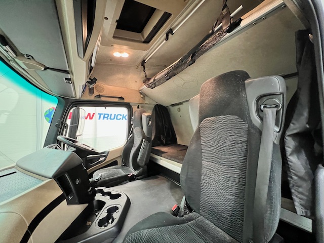 Mercedes Actros 1824 4×2 Sleeper Cab Fridge Box