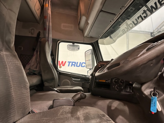 Volvo FM 300 6×2 Sleeper Cab Curtainsider