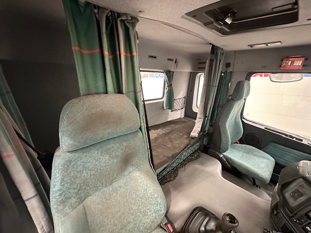 Volvo FM12 340 Rear Lift Sleeper Beavertail