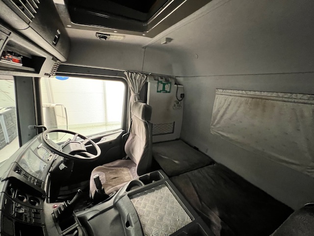 Scania P94 220 4×2 Sleeper Cab Box Van Manual