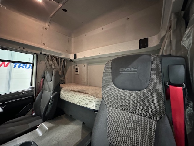 DAF CF 330 6×2 Rear Lift Sleeper Cab Curtainsider