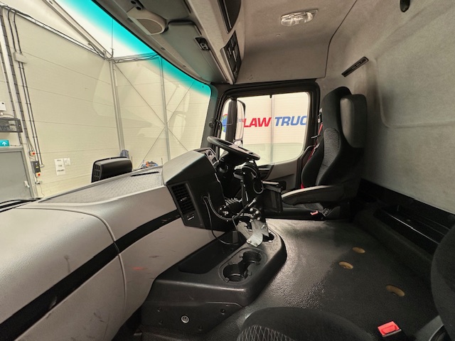Mercedes Antos 2532 6×2 Rear Lift Day Cab Fridge Box