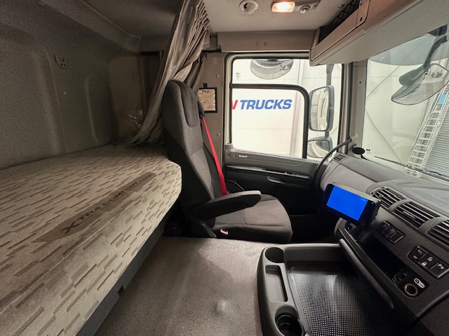 DAF CF 370 6×2 Sleeper Cab Fridge Box