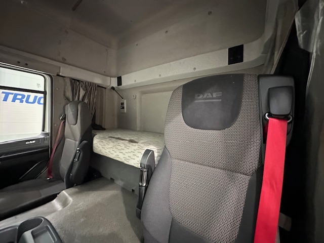 DAF CF 330 6×2 Rear Lift Sleeper Cab Curtainsider
