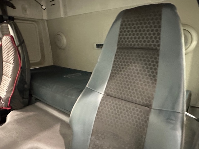 Volvo FM 450 6×2 Midlift Tractor Unit