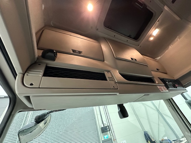 DAF CF 330 6×2 Rear Lift Sleeper Cab Curtainsider
