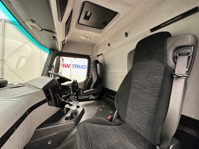 Mercedes Antos 2532 6×2 Rear Lift Day Cab Fridge Box