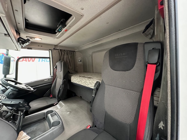 DAF CF 370 6×2 Sleeper Cab Fridge Box