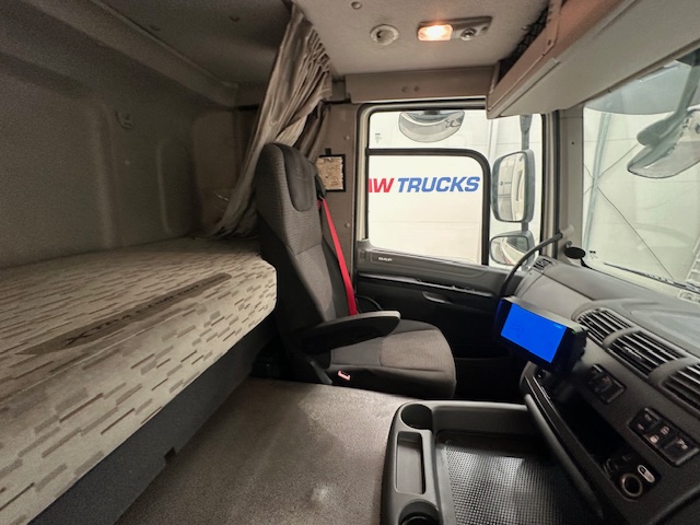DAF CF 370 6×2 Sleeper Cab Fridge Box