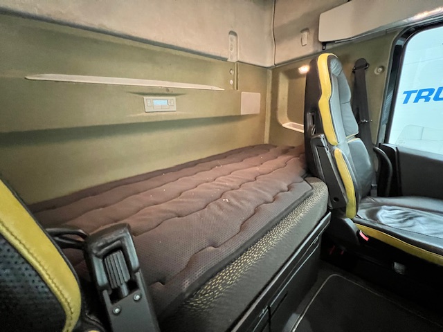 Volvo FH16 750 6×2 Midlift Tractor Unit