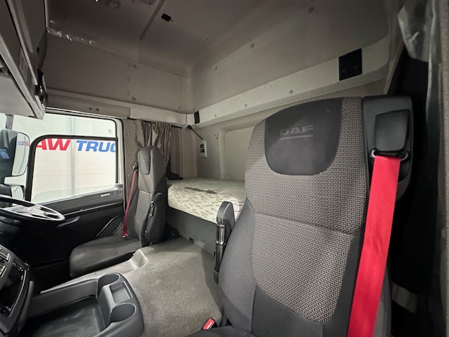 DAF CF 330 6×2 Rear Lift Sleeper Cab Curtainsider