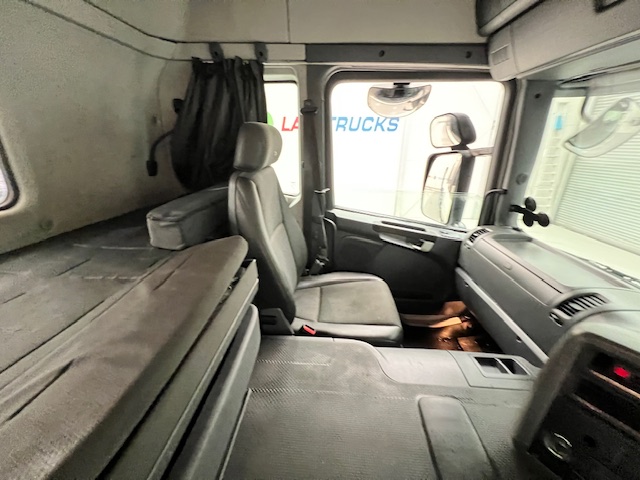 Scania P370 8×4 Sleeper Cab Skip Loader
