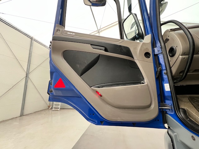 DAF CF85 360 8×4 Day Cab Hookloader