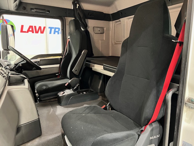 MAN TGM 18.250 4×2 Sleeper Cab Curtainsider