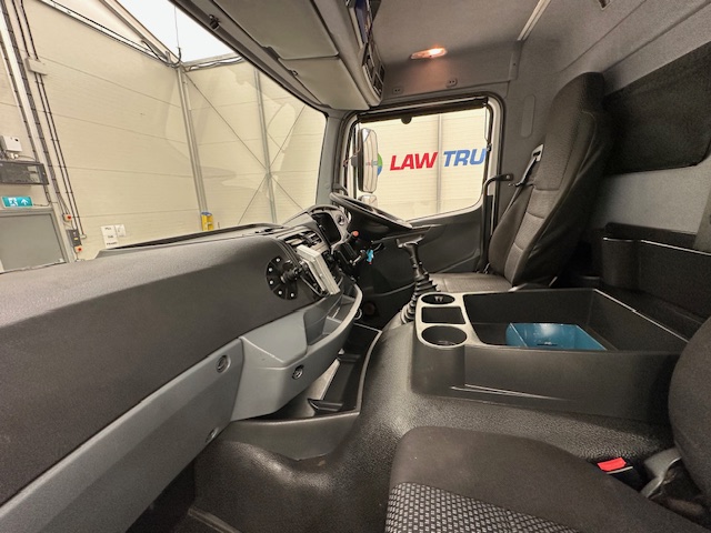 Mercedes Axor 1824 Day Cab Box Van