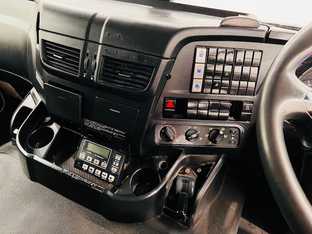 Iveco Stralis 310 AT 6×2 Box Van