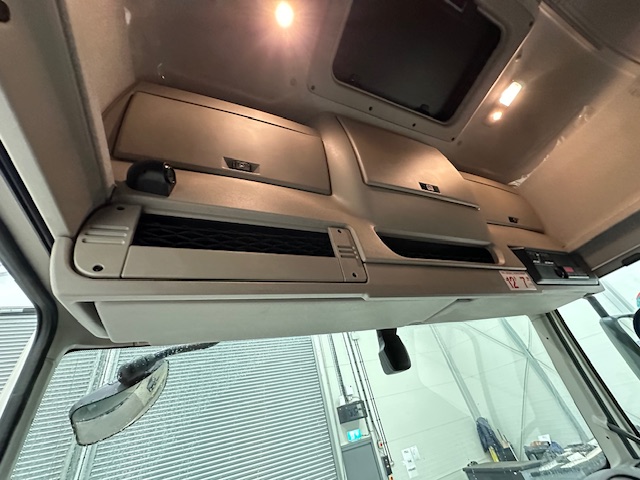 DAF CF 330 6×2 Rear Lift Sleeper Cab Curtainsider