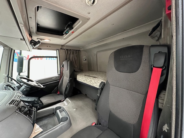 DAF CF 370 6×2 Sleeper Cab Fridge Box
