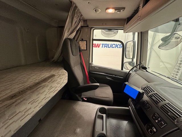 DAF CF 370 6×2 Sleeper Cab Fridge Box