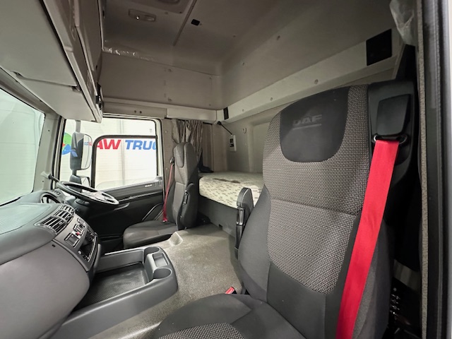 DAF CF 330 6×2 Rear Lift Sleeper Cab Curtainsider