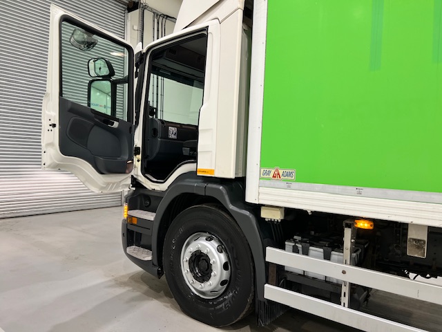 Scania P280 6×2 Rear Lift Day Cab Fridge Box