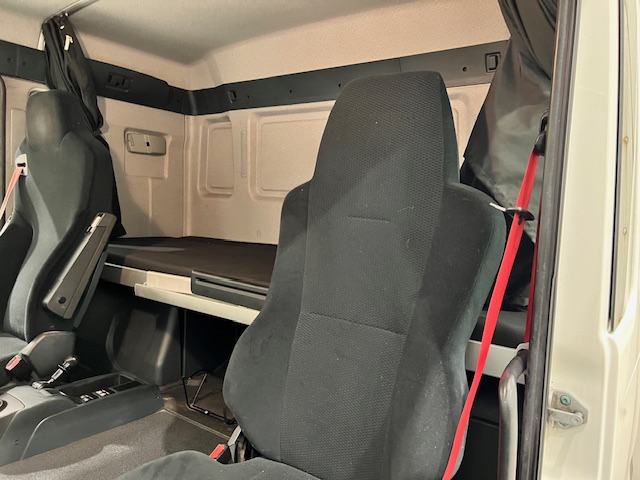 MAN TGM 18.250 4×2 Sleeper Cab Curtainsider