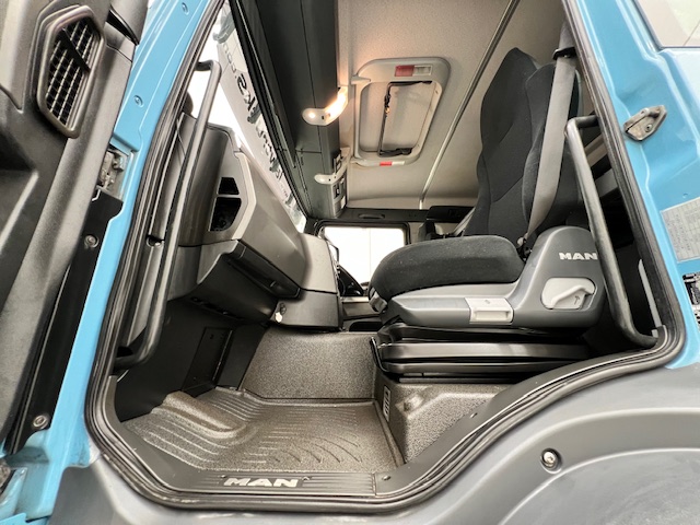 MAN TGS 26.320 6×2 Sleeper Cab Insulated Box Van
