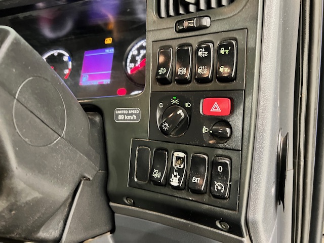 Scania P280 6×2 Rear Lift Dropside Brick Grab