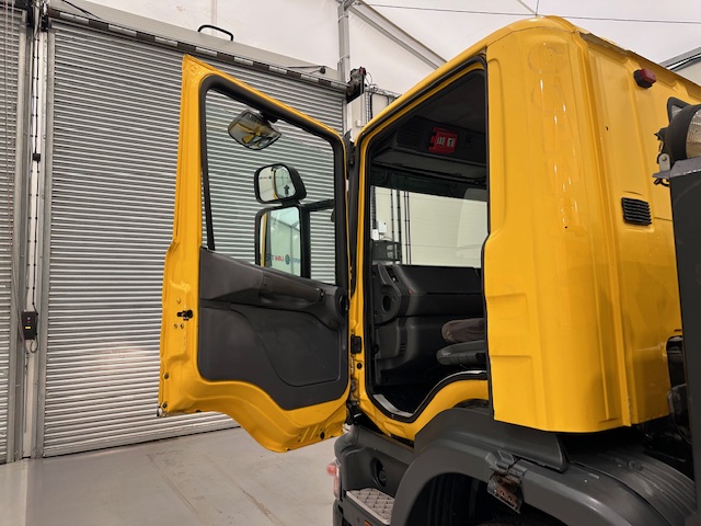 Scania 114 340 6×2 Rear Lift Day Cab Beavertail