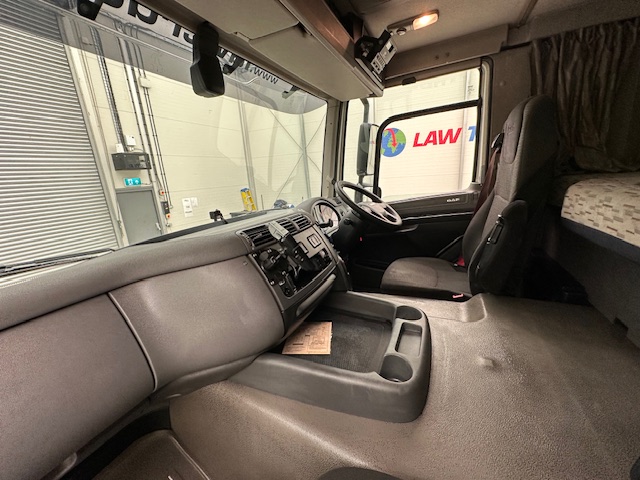 DAF CF 370 6×2 Sleeper Cab Fridge Box
