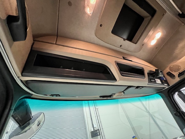 Mercedes Actros 1824 4×2 Sleeper Cab Fridge Box