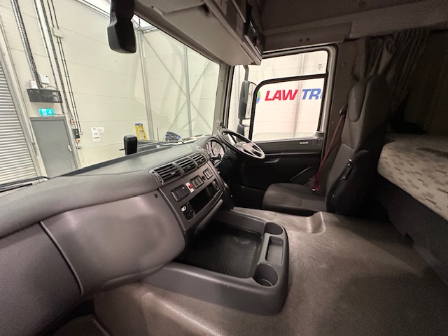 DAF CF 330 6×2 Rear Lift Sleeper Cab Curtainsider