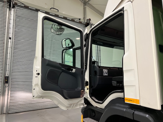 Scania P280 6×2 Rear Lift Day Cab Fridge Box