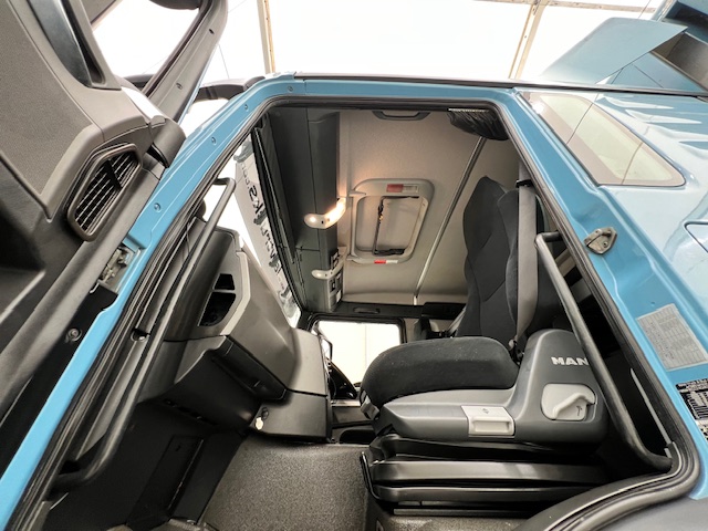 MAN TGS 26.320 6×2 Sleeper Cab Insulated Box Van