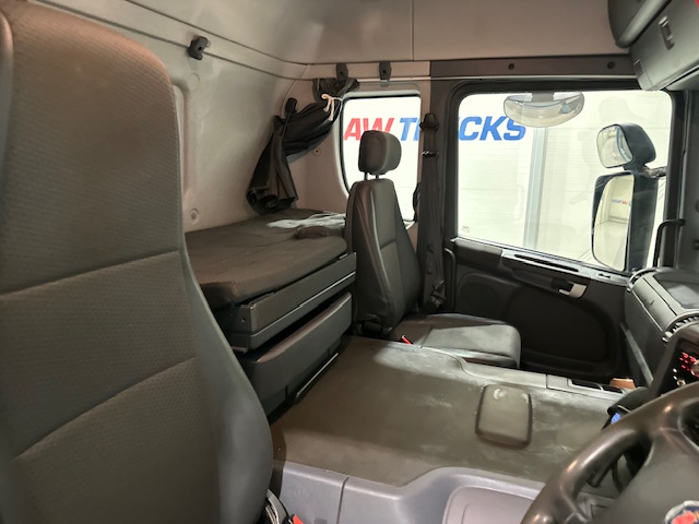 Scania P320 6×2 10 Tyre Rear Lift Insulated Box Van