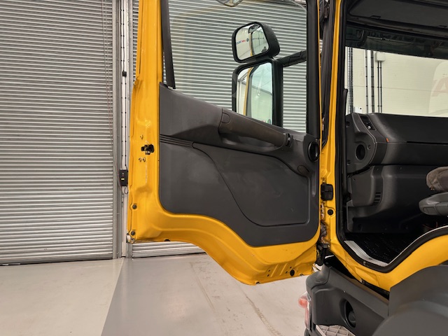 Scania 114 340 6×2 Rear Lift Day Cab Beavertail
